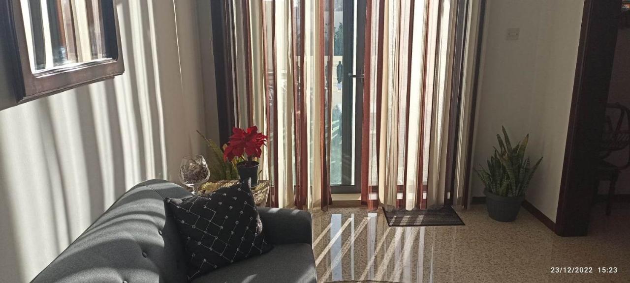 Close To Airport, Double Bedroom, Sofa-Bed, Private Bathroom For Adults And Children Aged 10 And Over Only Gudja Exterior photo